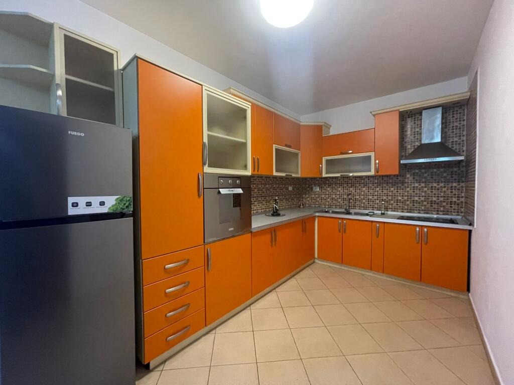 🏢A pochi minuti dalla Scuola Rossa, Via Riza Cerova, si affitta appartamento 2+1+2, arredato. 60.000 Leke