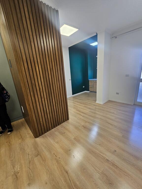 Business premises, at post 8 Wilson square, price 800 euros