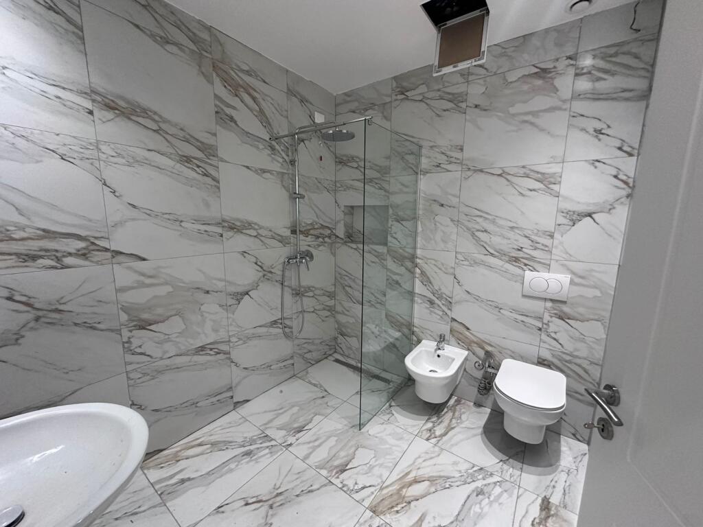 Shitet 2+1+2+Parkim , Lake View , Rruga Kosovareve