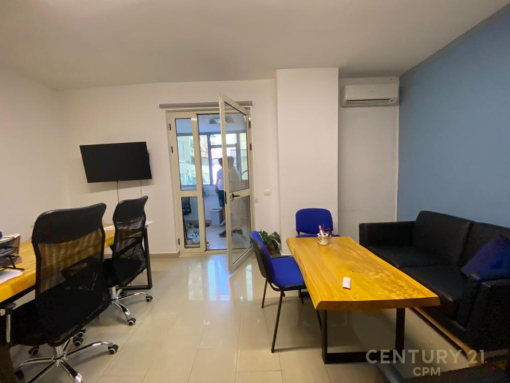 Locale per ufficio in affitto nel centro di Tirana