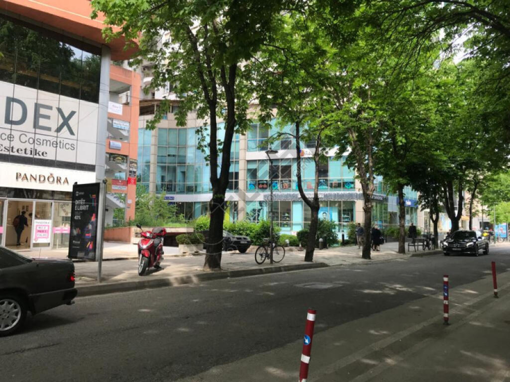 Locale in affitto fronte strada vicino alla Direzione della Polizia
