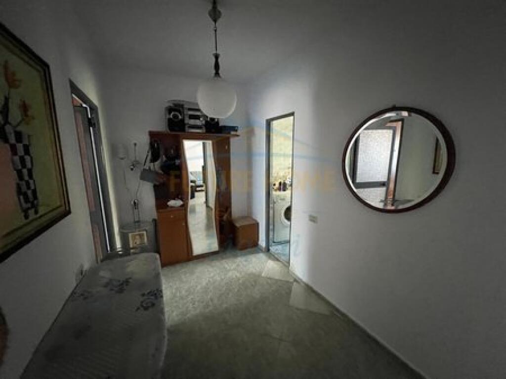 Shitje, Apartament 1+1, Ali Demi, Tiranë. Përshkrim Apartamenti ndodhet tek Ali Demi, Prane Shkolles 1 Maj. Informacion i pergjithshem • Sipërfaqja neto: 53.6 m2 • Kati 3 Organizimi: • Sallon Ndenje • Ambienti Gatimit • Dhome Gjumi • Tualet • 1 Ballkon Cilësime të tjera: • Bosh • Lokacion perfekt • Pallat Ekzistues • Me hipotek Per vizite ne prone na kontaktoni !