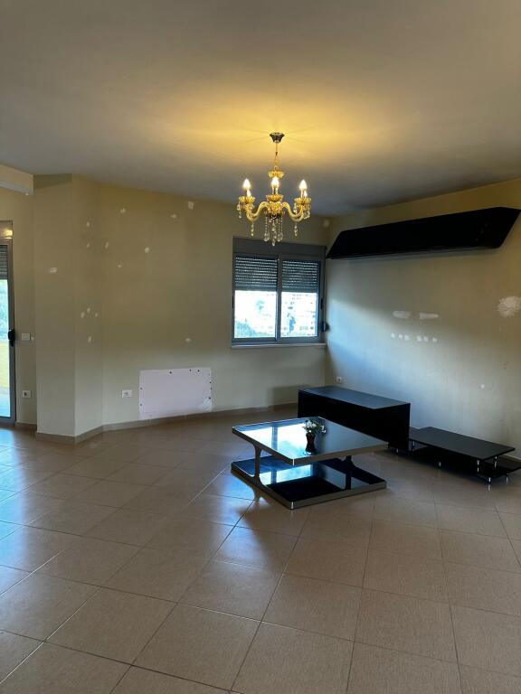 Jepet apartament 3+1+3 B Liqeni Thate !