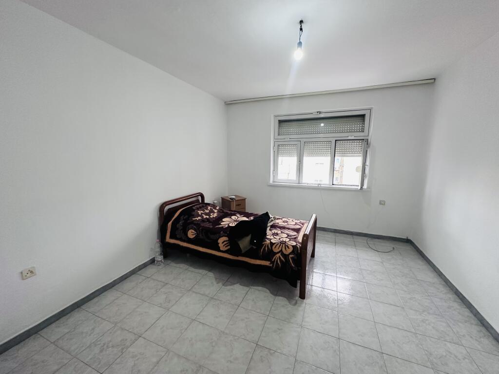 Affittasi Appartamento 4+1+1 Balcone