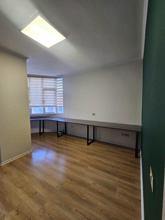 Business premises, at post 8 Wilson square, price 800 euros