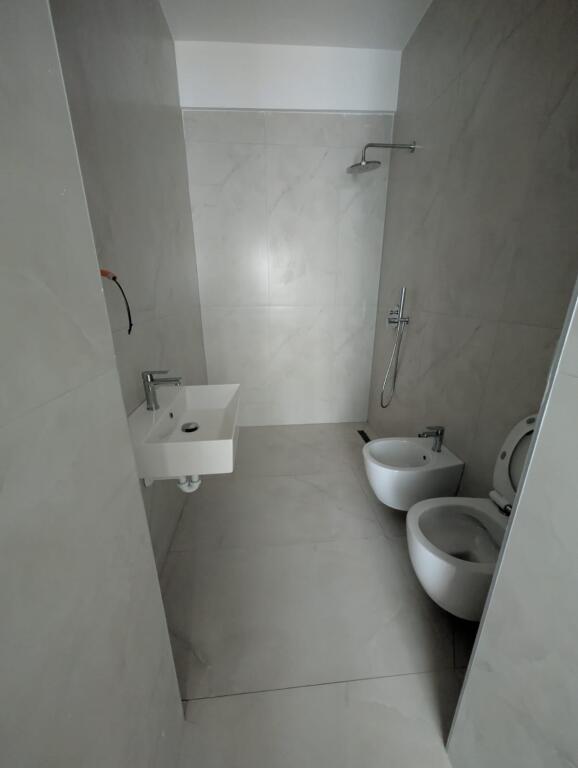 Apartament me qera 2+1, 2 banjo, i mobiluar, i pabanuar me pare.