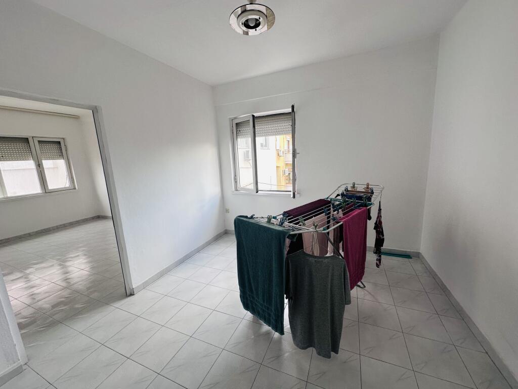 Affittasi Appartamento 4+1+1 Balcone