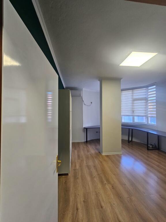 Business premises, at post 8 Wilson square, price 800 euros