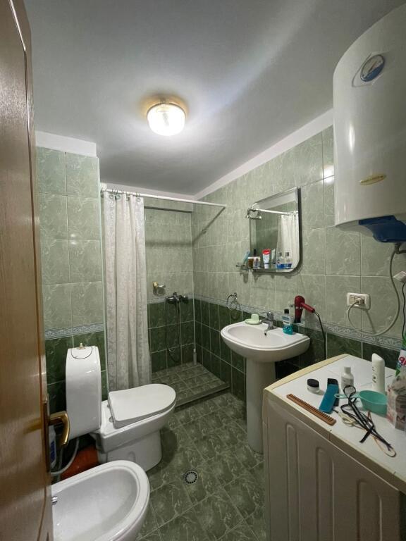 🏢A pochi minuti dalla Scuola Rossa, Via Riza Cerova, si affitta appartamento 2+1+2, arredato. 60.000 Leke