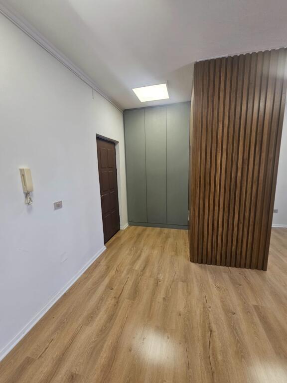 Business premises, at post 8 Wilson square, price 800 euros
