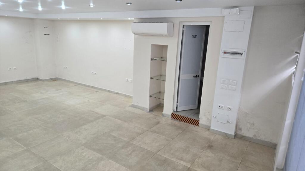SHOP FOR RENT 60 M2 BRRYL 450 EURO