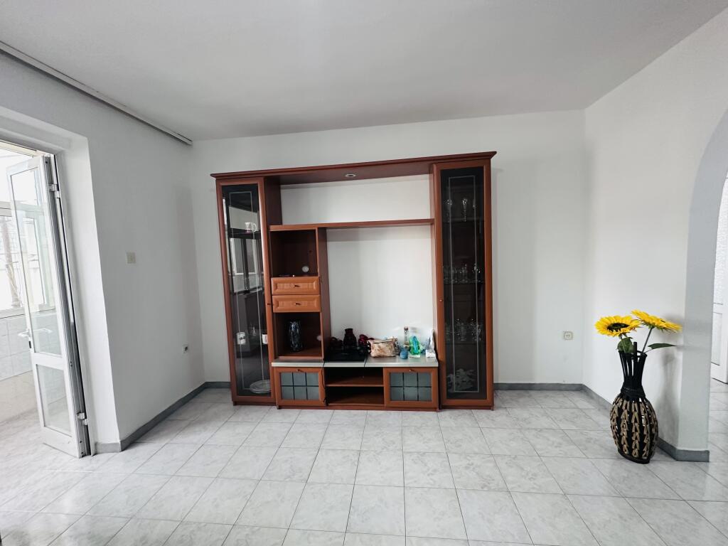 Affittasi Appartamento 4+1+1 Balcone