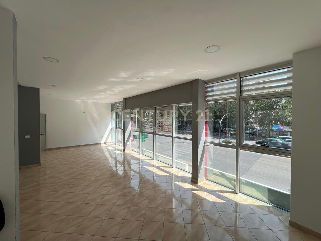Spazio Commerciale in Affitto all'incrocio a Laprakë, Tirana