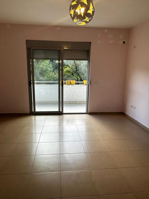 Jepet apartament 3+1+3 B Liqeni Thate !