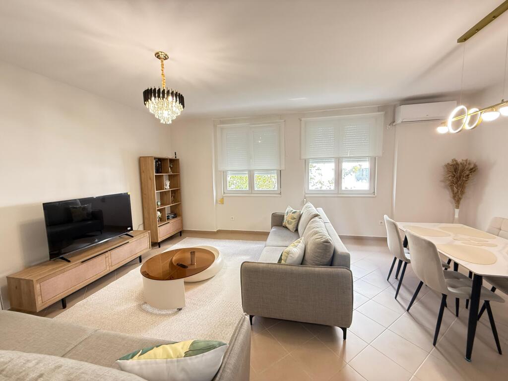 🏡 Apartament 2+1+2 me Ballkon për Qira – Kompleksi Magnet, 21 Dhjetori 💶 75.000 leke / muaj