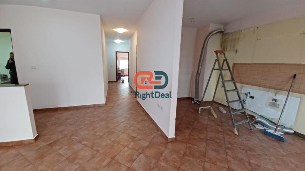 Tek Komuna E Parisit, Shiten 2 Apartamente 1+1, Ideale Per Investim