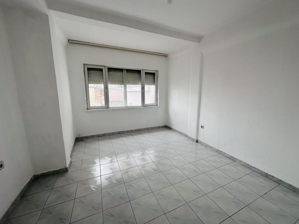 Affittasi Appartamento 4+1+1 Balcone