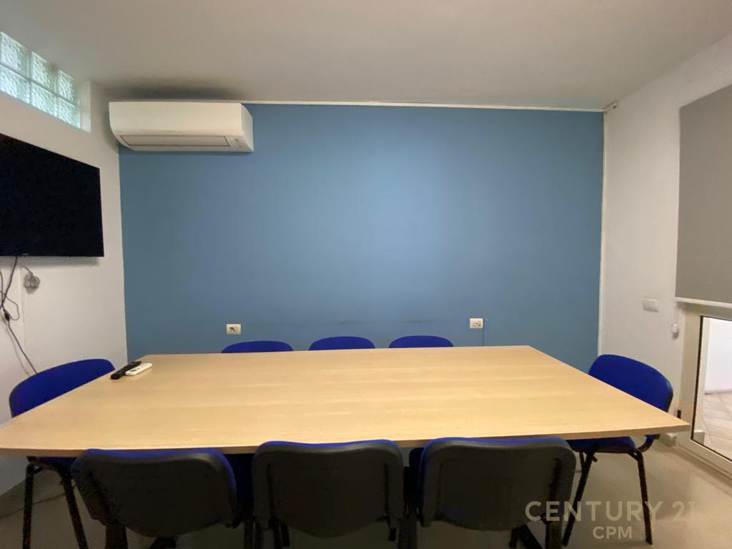 Locale per ufficio in affitto nel centro di Tirana