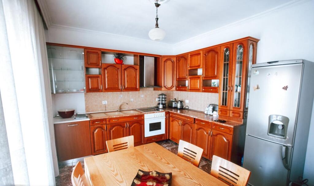 🏠Ne zonen e 5 Majit,prane Concord Center jepet me qera kati i 4-et i nje vile3+1,i mobiluar.550 Euro