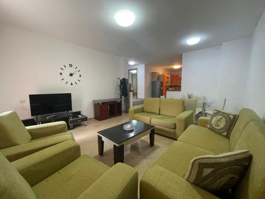 🏢A pochi minuti dalla Scuola Rossa, Via Riza Cerova, si affitta appartamento 2+1+2, arredato. 60.000 Leke