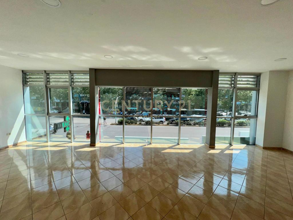 Spazio Commerciale in Affitto all'incrocio a Laprakë, Tirana