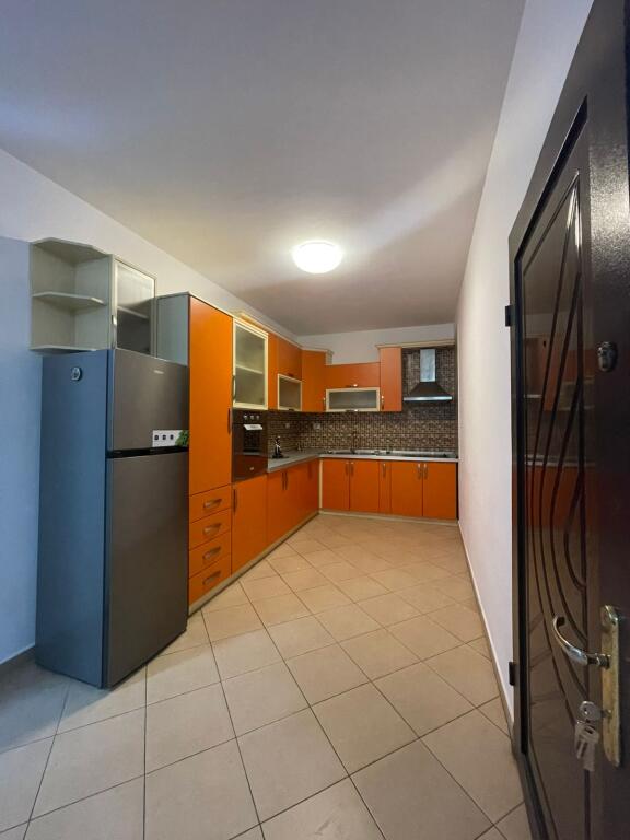 🏢A pochi minuti dalla Scuola Rossa, Via Riza Cerova, si affitta appartamento 2+1+2, arredato. 60.000 Leke
