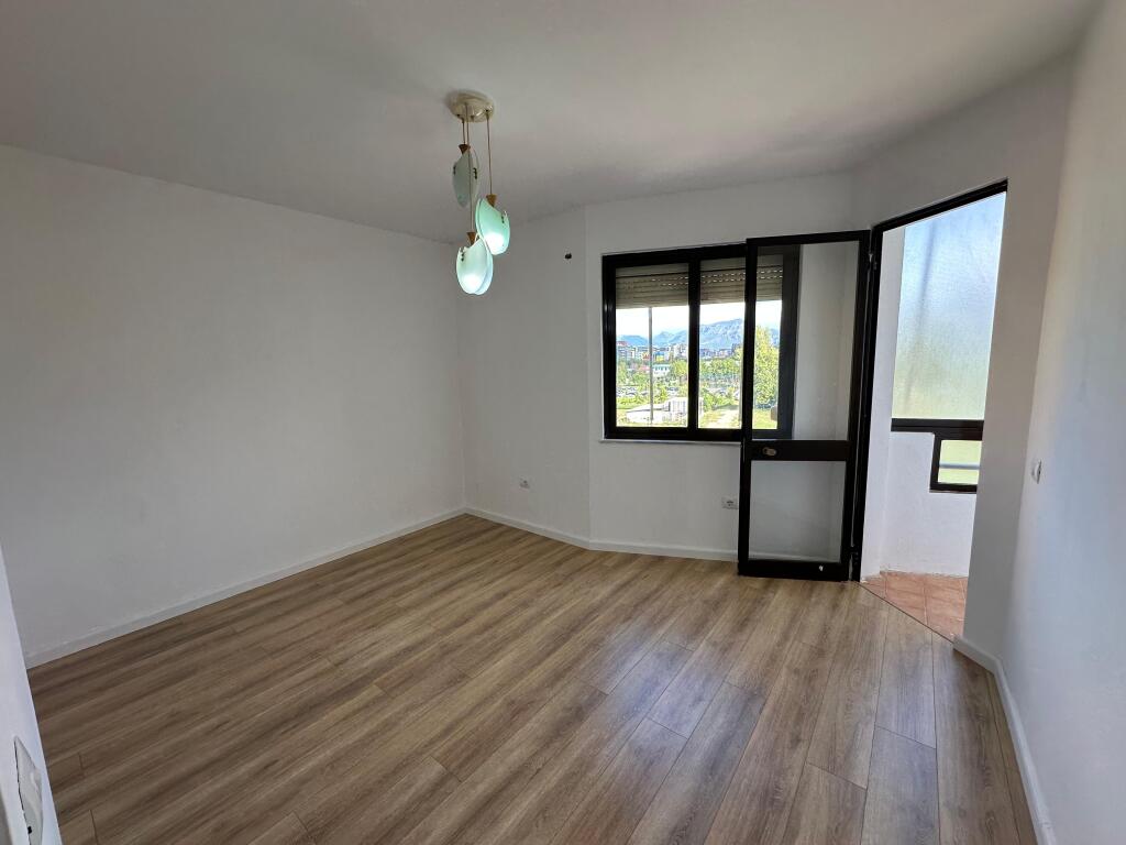 ✨ Appartamento 2+1 in vendita nel Campo di Aviazione! ✨ 5° piano con ascensore 🏠 Appartamento vuoto, pronto per abitare 🛋️ Soggiorno + cucina, 2 camere da letto, 🛁 bagno e 🌅 balcone con vista aperta Superficie 81 m2  📄 Documentazione regolare 🏦 Possibilità di acquisto anche con credito bancario  💶 Prezzo: 165.000 €