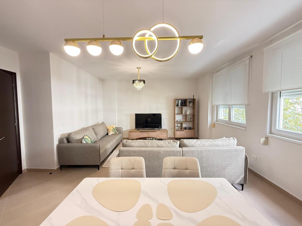 🏡 Apartament 2+1+2 me Ballkon për Qira – Kompleksi Magnet, 21 Dhjetori 💶 75.000 leke / muaj