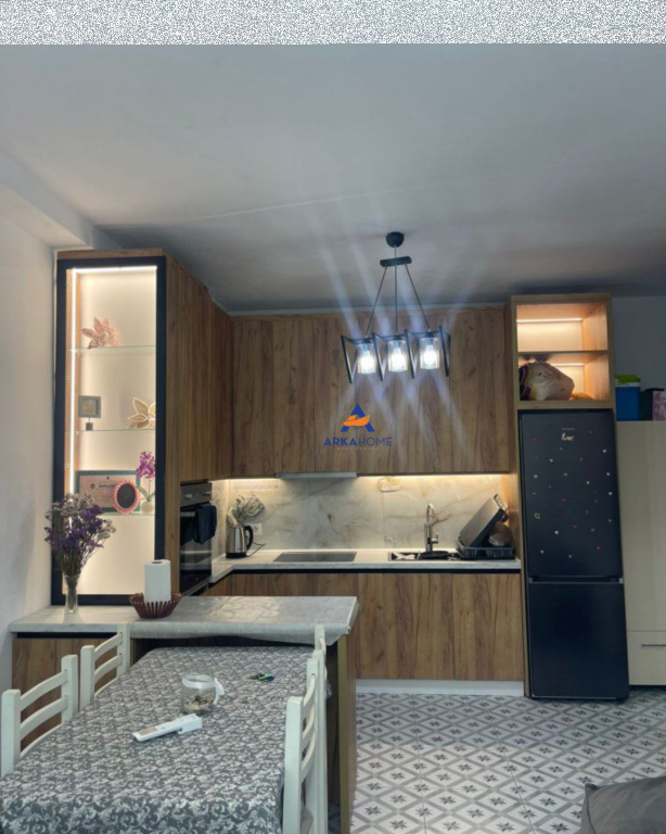 AFFITTASI APPARTAMENTO 1+1+2 BALCONI + POSTO AUTO "AL COMPLESSO GOLDEN PARK, KOMBINAT" 51000 LEKE