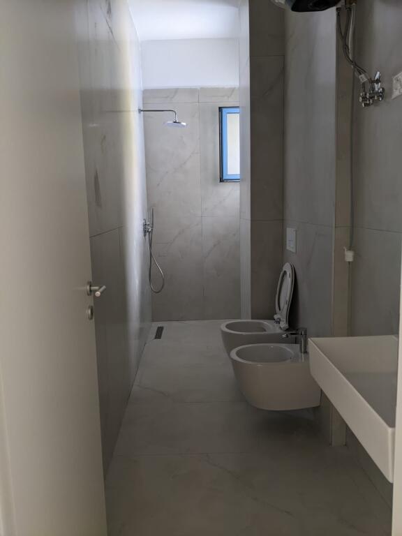 Apartament 1+1 me qera, i ri, i mobiluar, i pabanuar me pare.