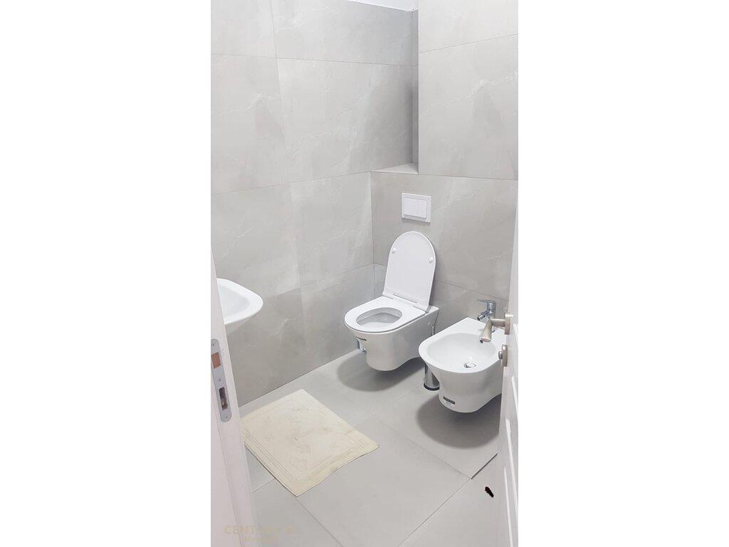 JAPIM ME QIRA APARTAMENT 2+1+2+ POST PARKIMI, TEK ASL (SPITALET)
