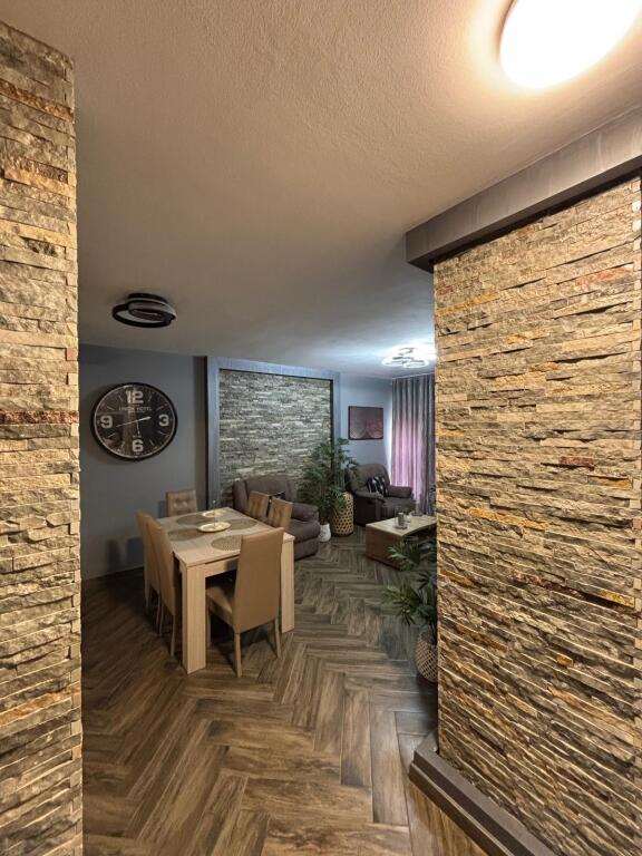 📍 Jepet me qira apartament 2+1 tek “Kontakt ” 🏢 Kati i 3-të 💰 Çmimi: 700.00 lekë/muaj 🛋️ I mobiluar, gati për banim  Apartamenti ndodhet në një zonë shumë të kërkuar dhe të qetë, afër të gjitha shërbimeve kryesore.