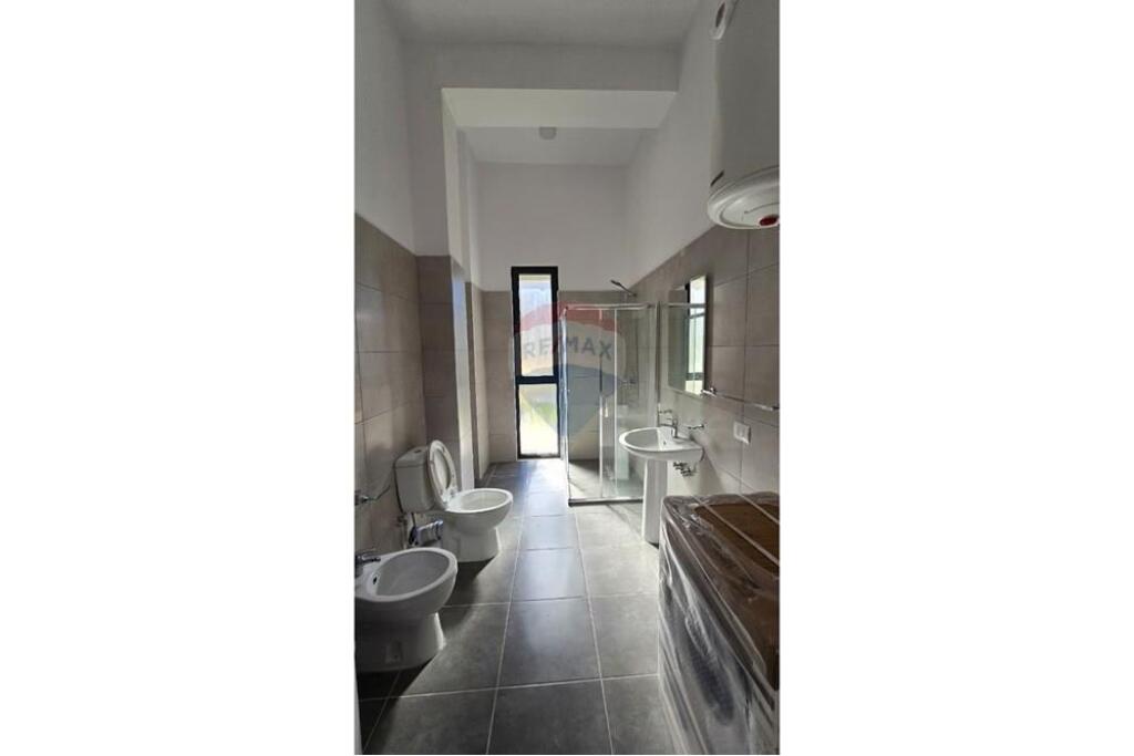 Apartament - Për Qira - Liqeni I Thatë
