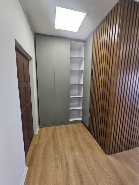Business premises, at post 8 Wilson square, price 800 euros