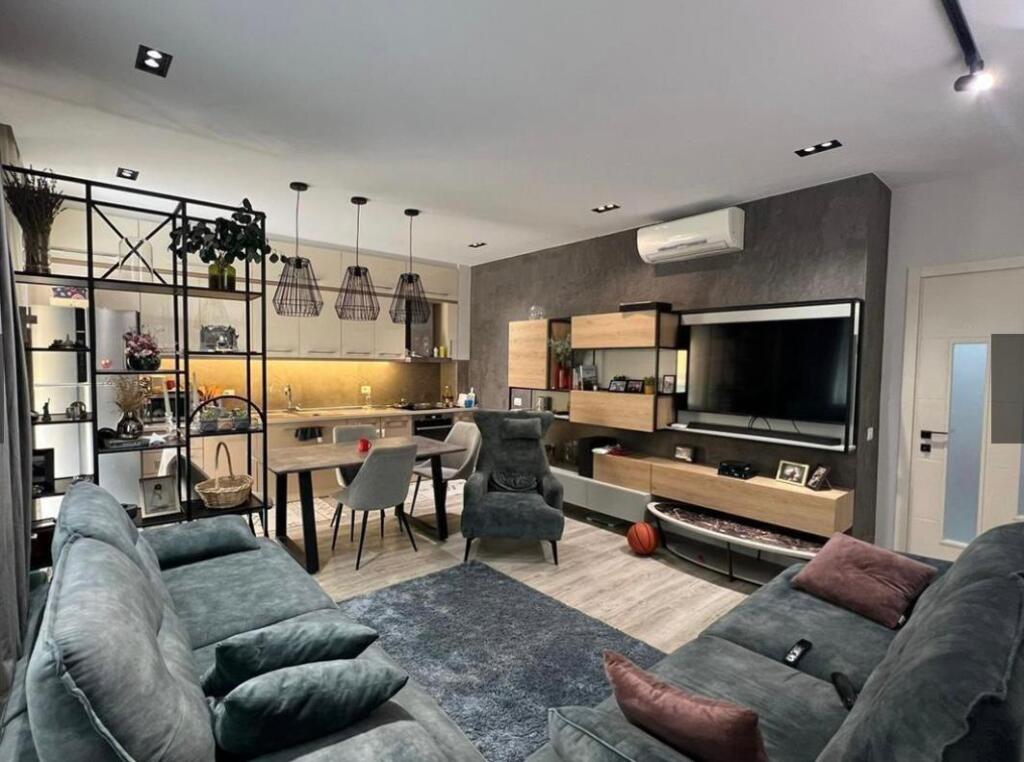 Vendesi in vendita Appartamento 2+1+2 + Studio con Veranda – Lago Secco