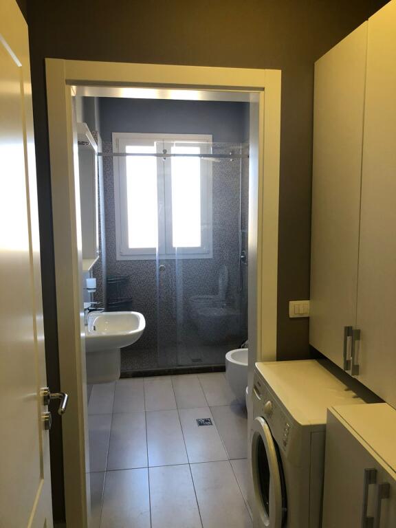 Apartament 2+1 per qira tek Liqeni Thate