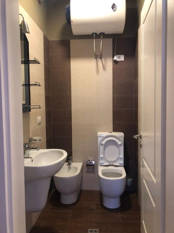 Apartament 2+1 per qira tek Liqeni Thate