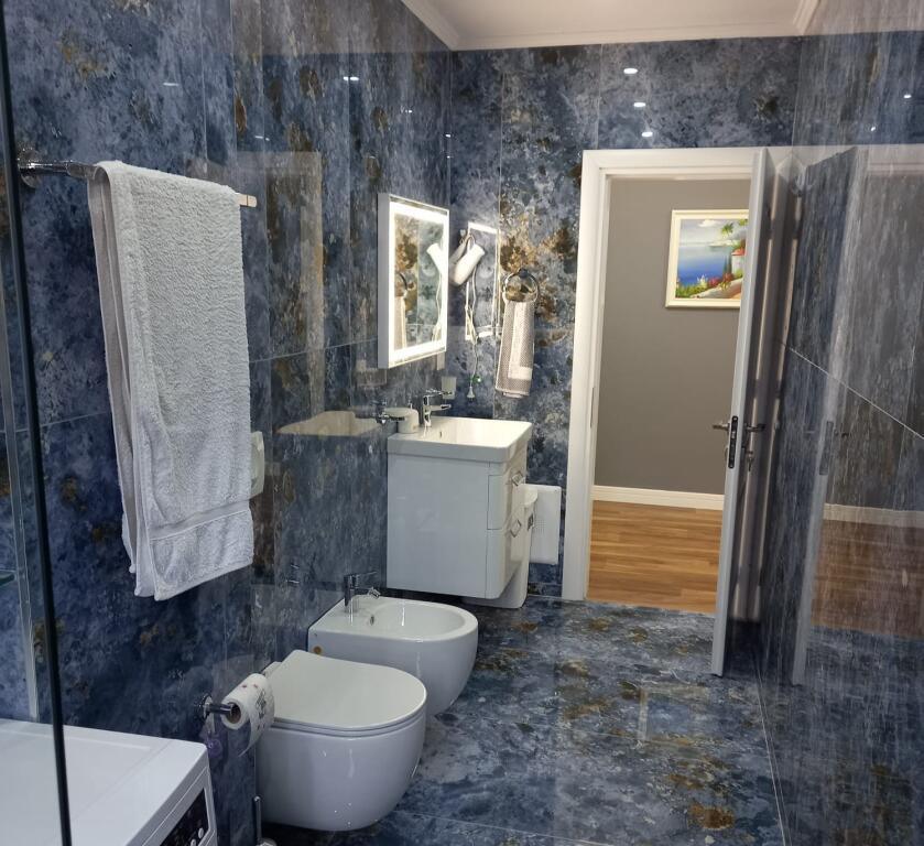 Jepet me Qera Apartament 1+1 prane Gjimnazit Petro Nini