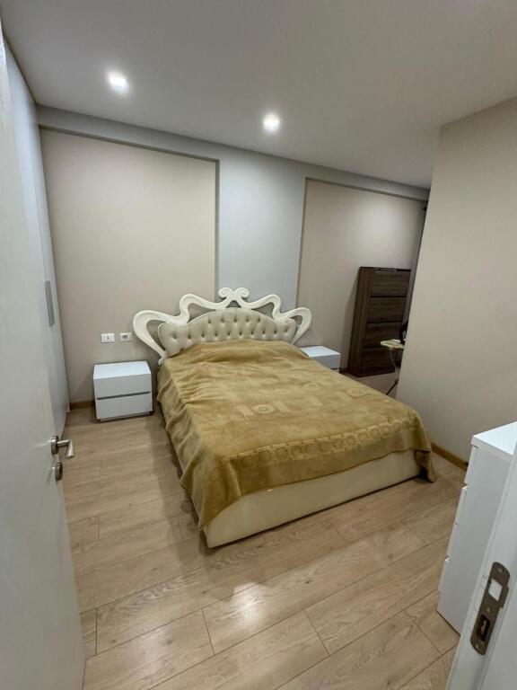 Jepet me qira Apartament me qera 2+1 tek Spitali Amerikan 3 🪜Kati 5 i banimit 🛗Me ashensor
