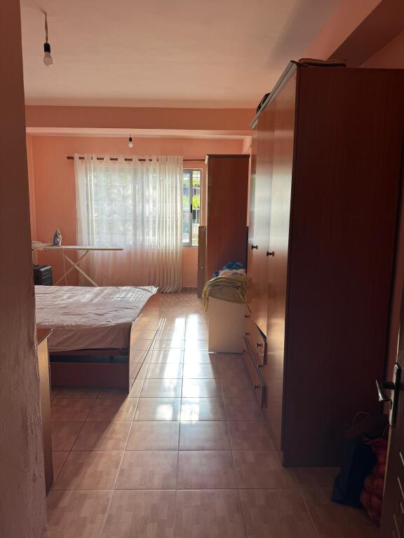 Në shitje 1+1+kuzhinë më vete📍Fresk / Tek Shkolla 17 Nentori (Rruga Thesarit) Pallat i ri (kati 1+ Depo ) 115.000 euro