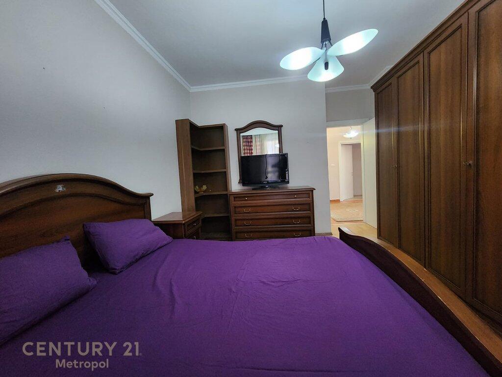 JEPET ME QERA APARTAMENT 2+1 TEK RRUGA MUHAMET GJOLLESHA!
