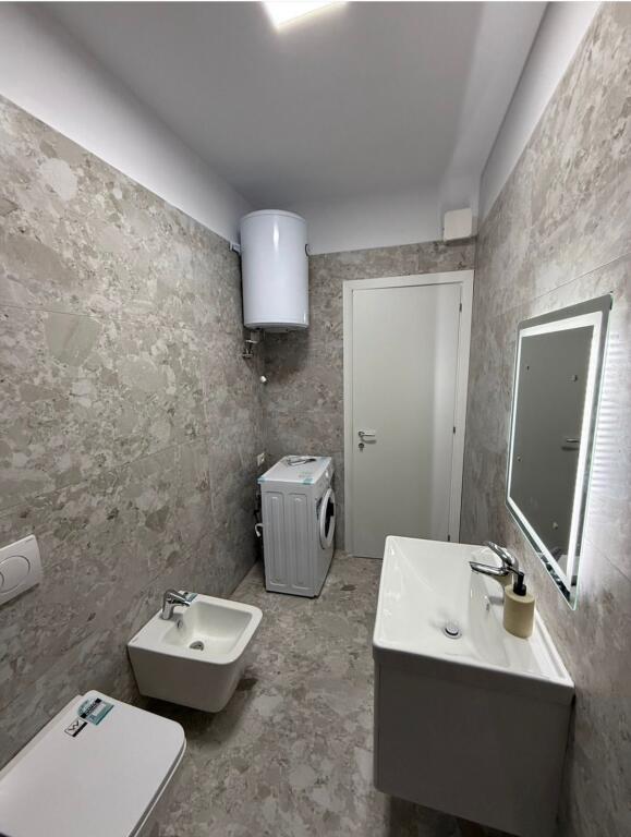 Shitet apartament 1+1 Veranda+Depo. Shkembi Kavajes