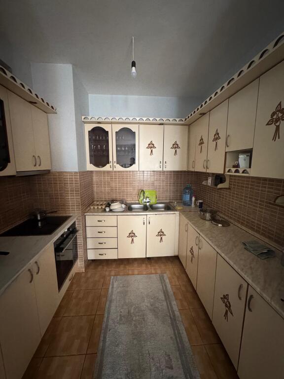 Në shitje 1+1+kuzhinë më vete📍Fresk / Tek Shkolla 17 Nentori (Rruga Thesarit) Pallat i ri (kati 1+ Depo ) 115.000 euro