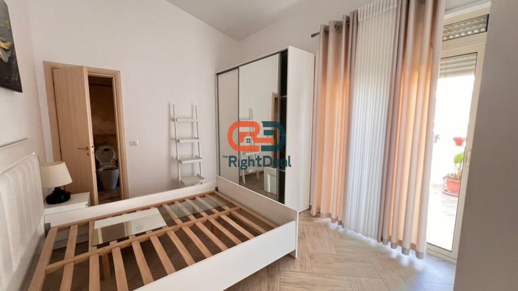 Prane Liqenit ,Jepet Me Qira Super Penthouse Me Pamje Nga Liqeni!