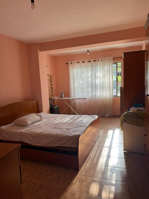 Në shitje 1+1+kuzhinë më vete📍Fresk / Tek Shkolla 17 Nentori (Rruga Thesarit) Pallat i ri (kati 1+ Depo ) 115.000 euro
