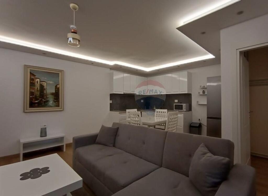 Apartament 2+1 me qira ne Qender - Rruga e Barrikadave