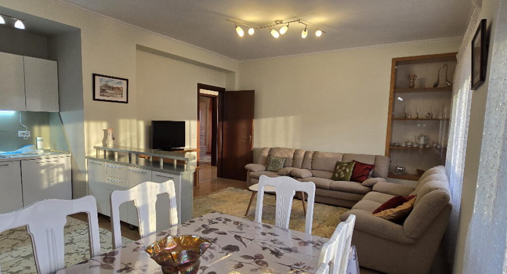 Jepet apartament 2+1+2 tek pazari ri , sheshi avni rustemi