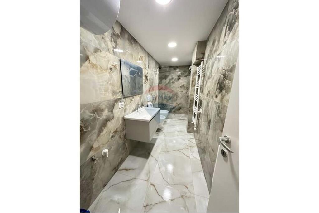 SHITET APARTAMENT 2+1 NË ZONËN E BLLOKUT