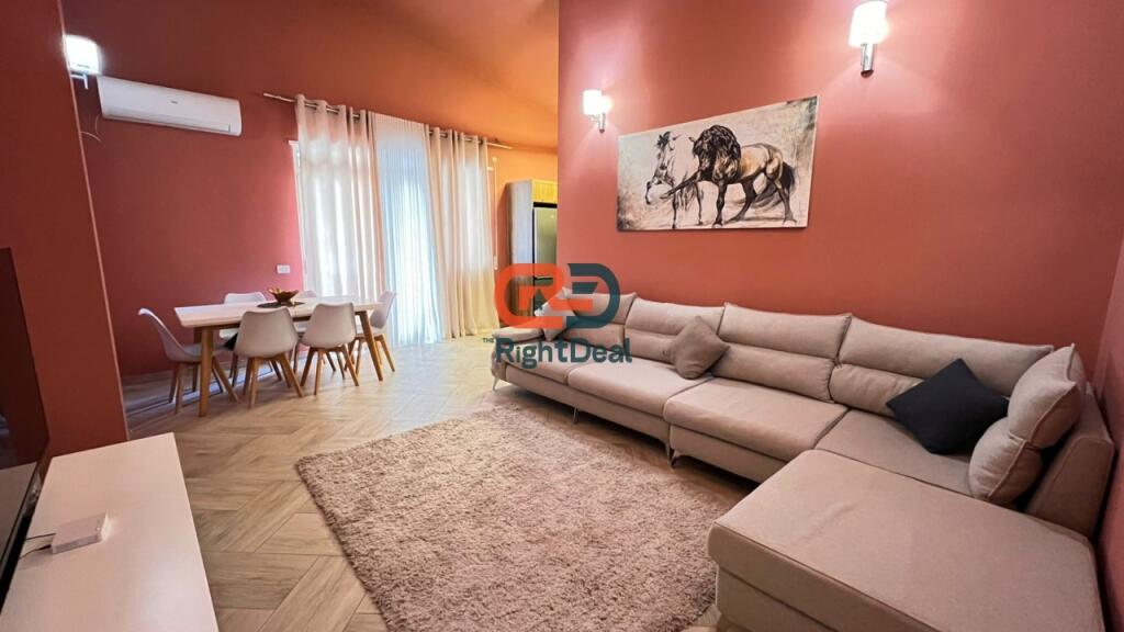 Prane Liqenit ,Jepet Me Qira Super Penthouse Me Pamje Nga Liqeni!