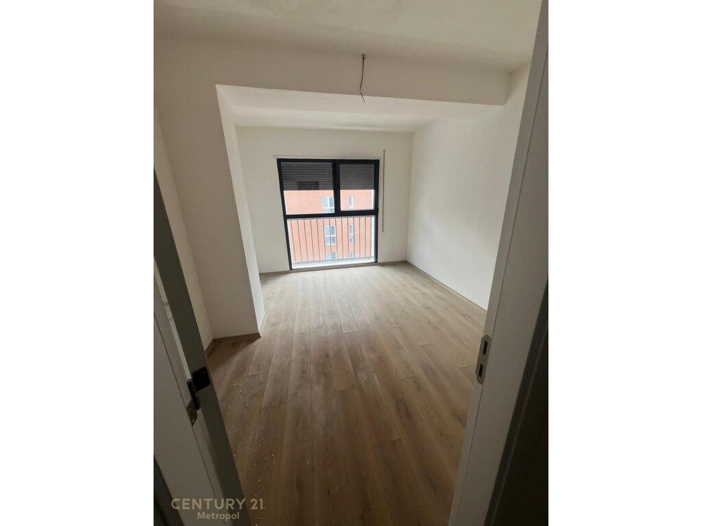Apartment 2+1+2+ parking space, for residence or office on Bulevardi i Ri !